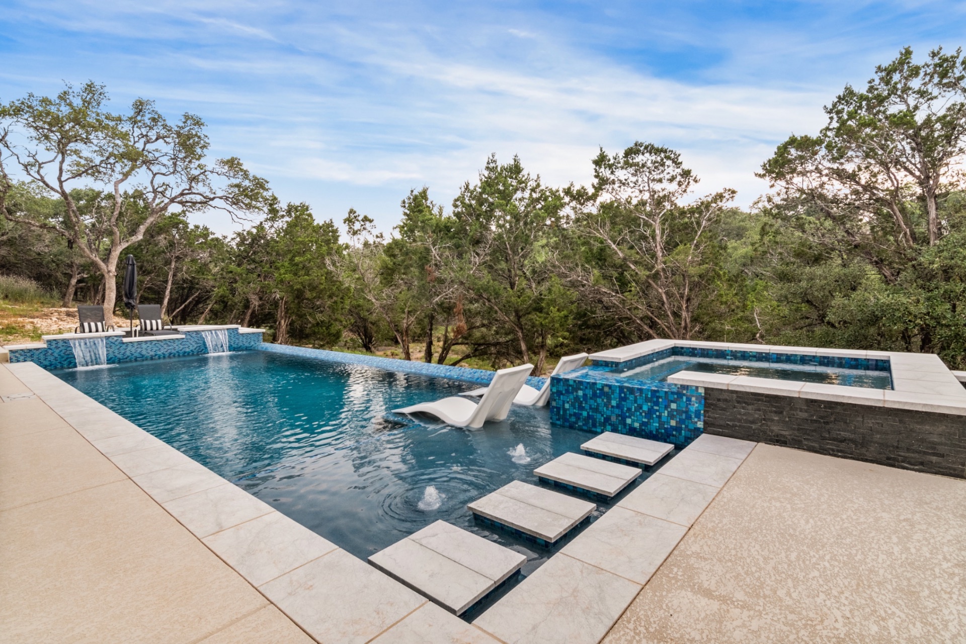 Custom pool and spa built by J. Oliver Pools in New Braunfels, Texas
